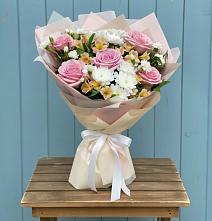 Букет цветов из:  Гвоздики, Орхидеи и Розы в Беркакит