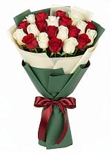 Букет Микс из красных и белых роз в Беркакит