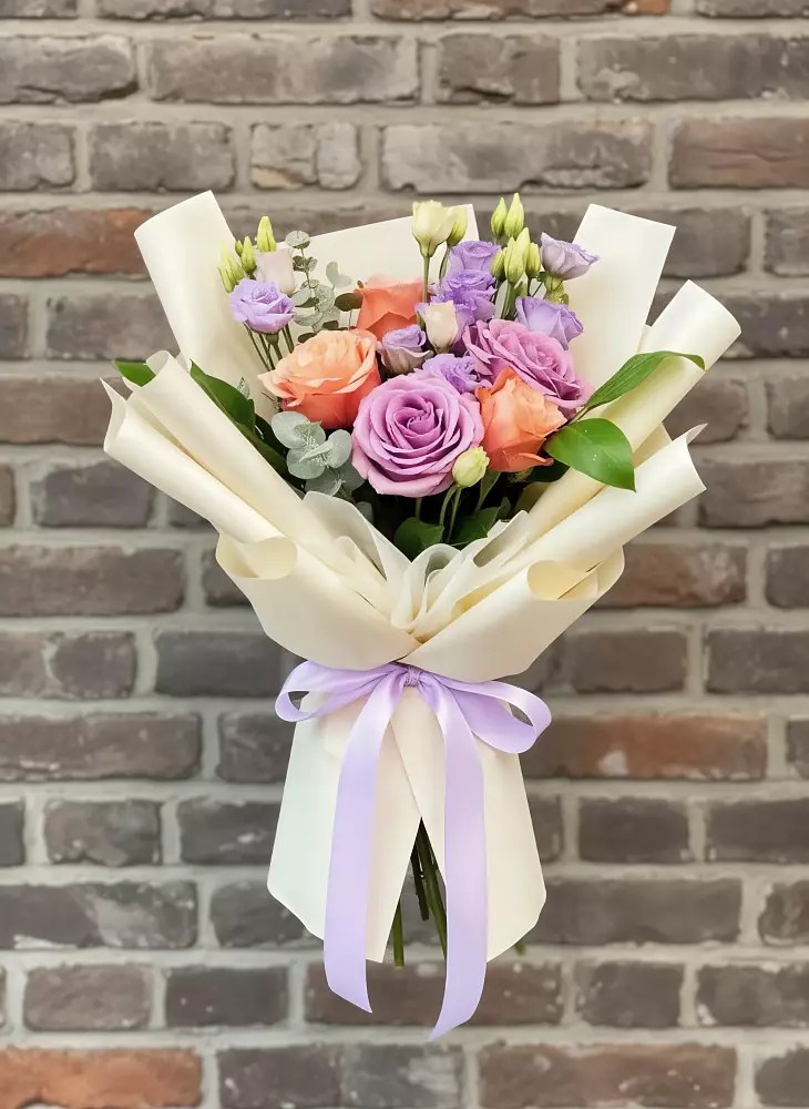 Букет цветов из: Лизиантусы и Розы в Беркакит