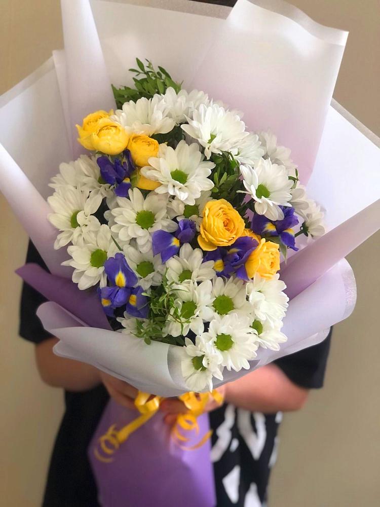 Букет цветов из: Ирисы, Хризантемы и Розы в Беркакит