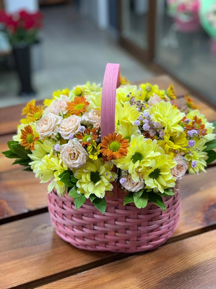 Цветочная композиция из Хризантемы и Розы в корзине в Беркакит