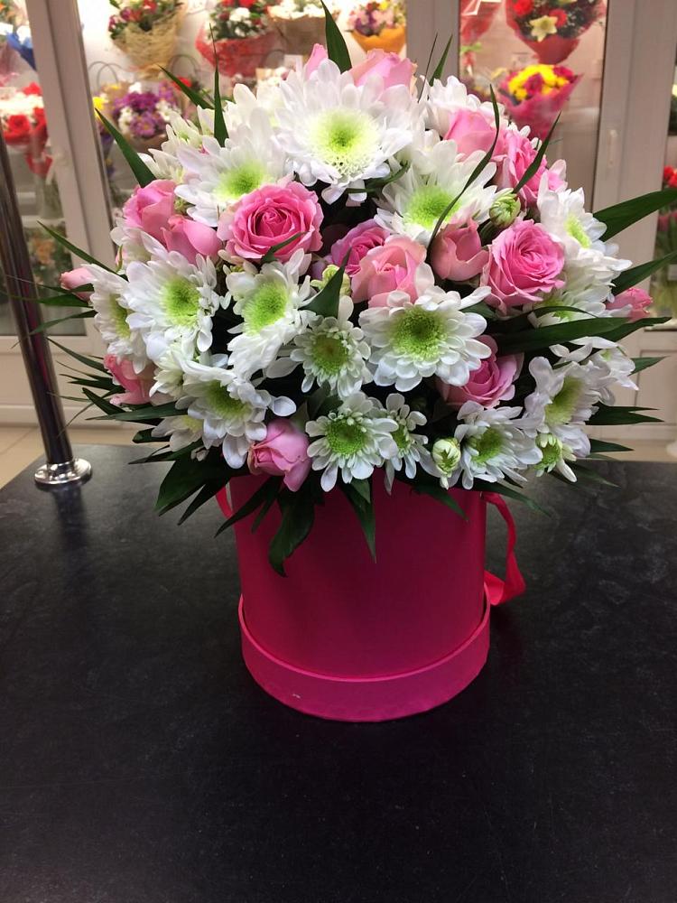 Цветочная композиция из Розы и Хризантемы в шляпной коробке в Беркакит