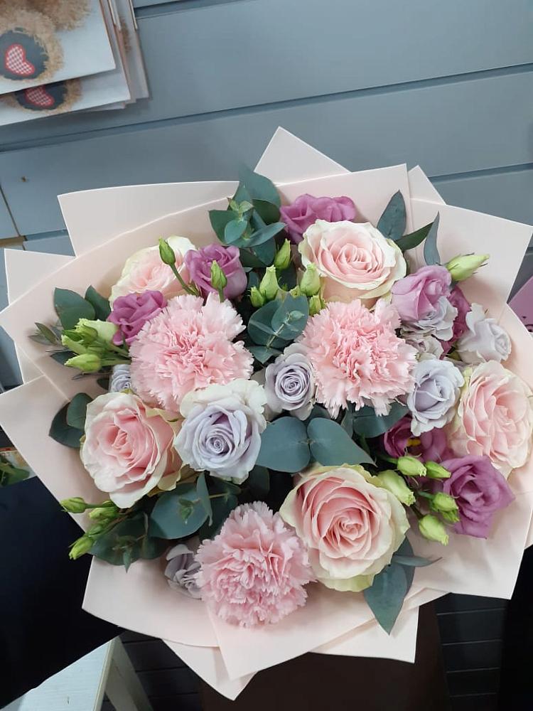 Букет цветов из: Розы, Гвоздики и Лизиантусы в Беркакит