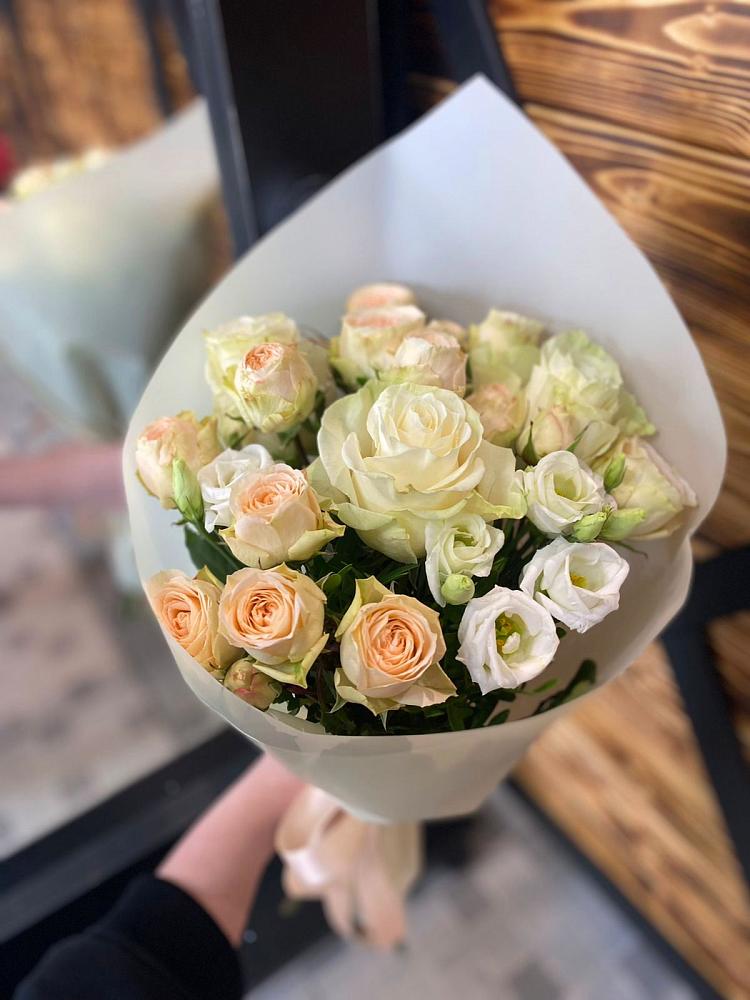 Букет цветов из: Розы и Лизиантусы в Беркакит